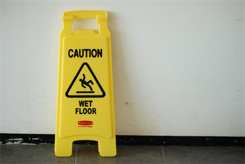 UniMAc tips: use wet floor signs on your On Premises laundry room